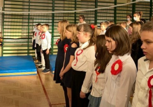 Uczniowie szkoły śpiewający hymn o godz. 11.11.